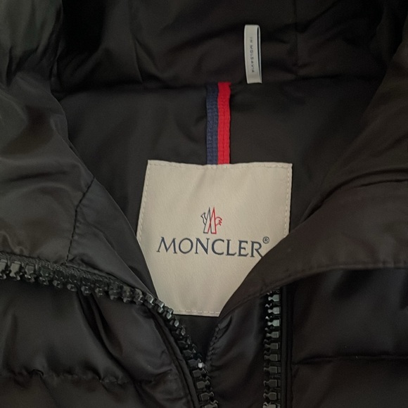 Super Cute barely worn once Moncler Woman’s Jacket. Size 5 - Picture 6 of 16